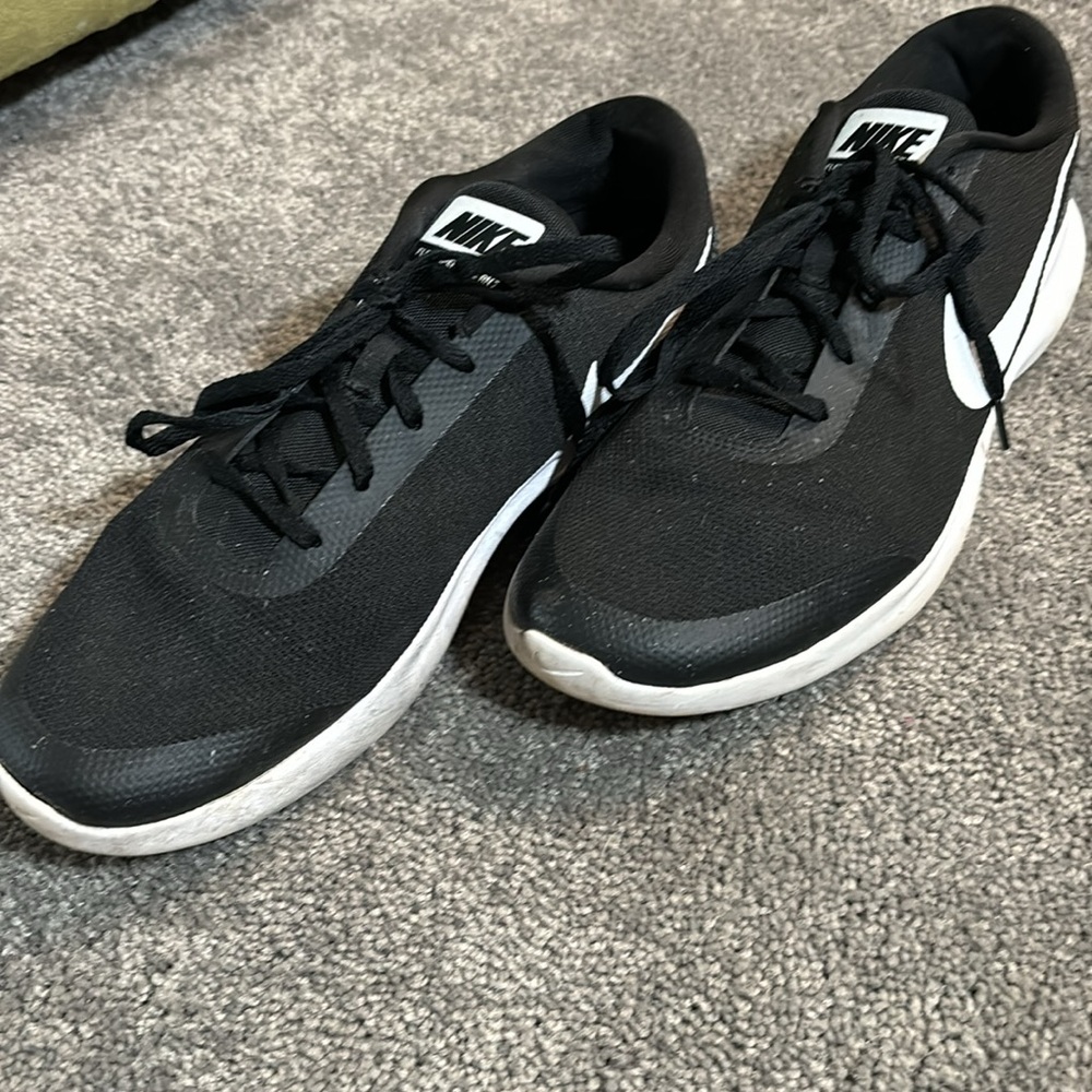 Size 14 Nike men’s black and white tennis shoes